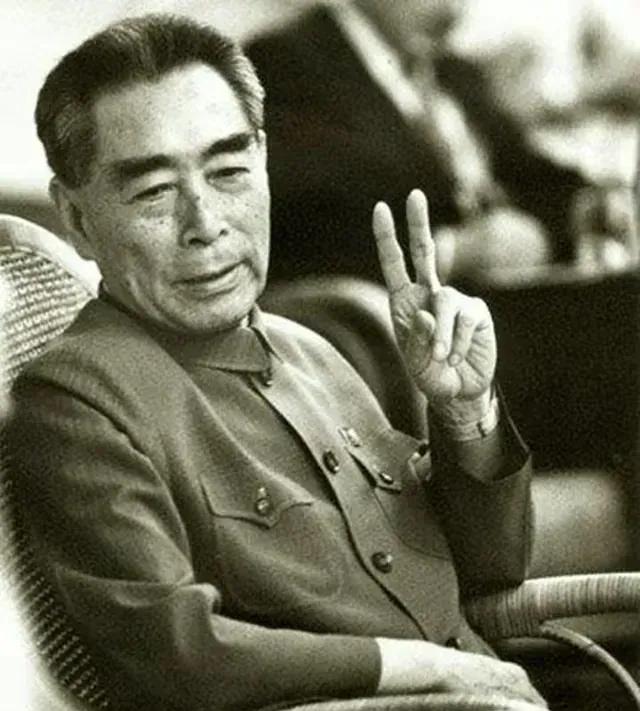 1971年，一个外宾参加国宴时，顺手拿走了国宝九龙杯，工作人员不知如何是好。