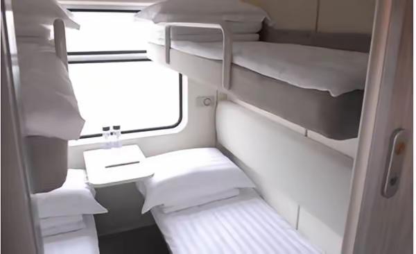 做始发车的卧铺，被褥是新换的，这一点绝对放心。坐过火车卧铺的都知道，被褥的卫生状