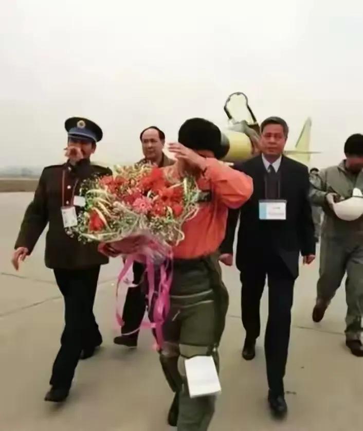 1998年3月23日，首席试飞员雷强对歼10总工程师宋文骢说：“宋总，你放心，只