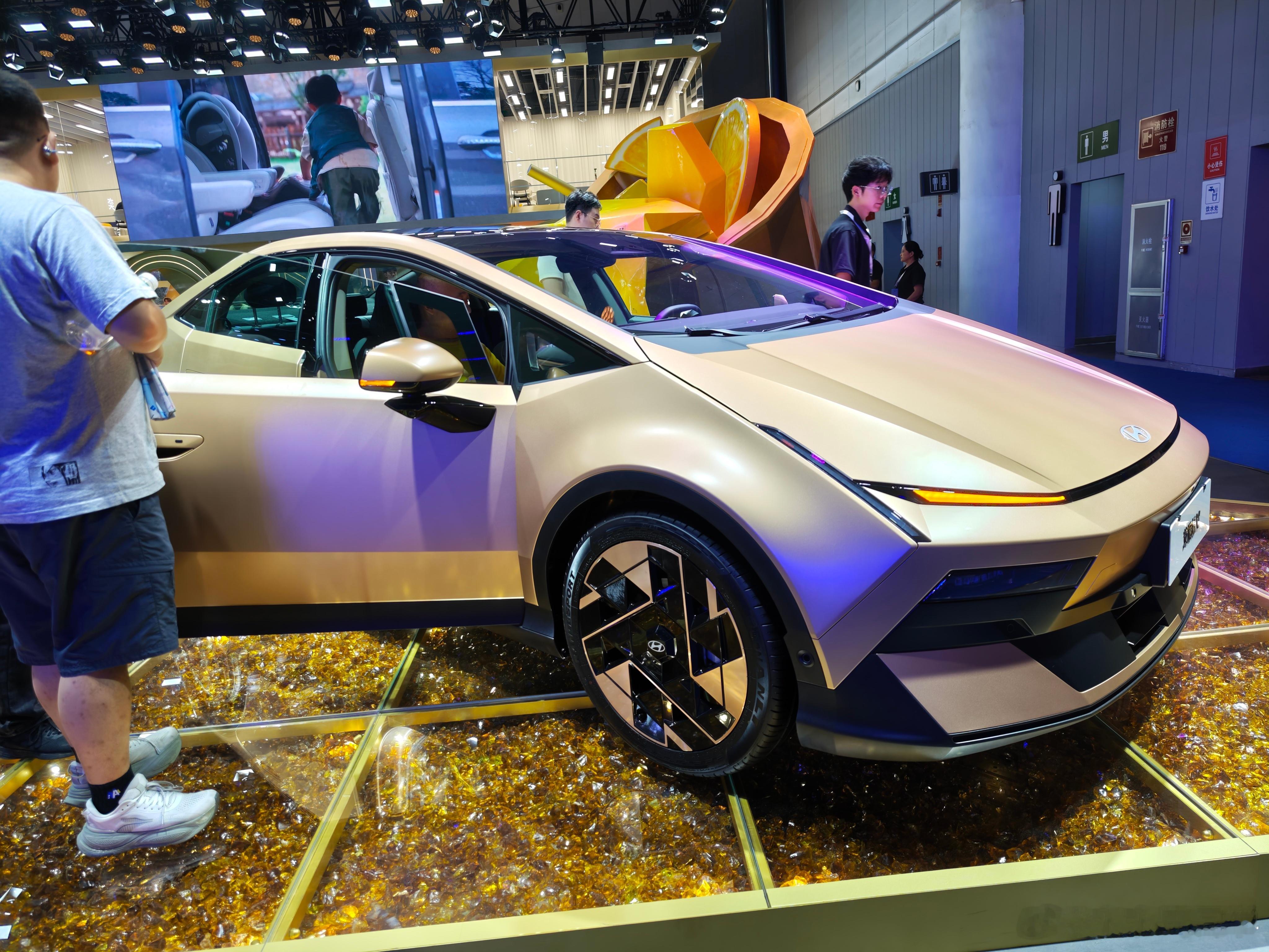 造型颇像概念车，预售价119,900。现代这是想在新能源上面出奇招吗？水哥有话说