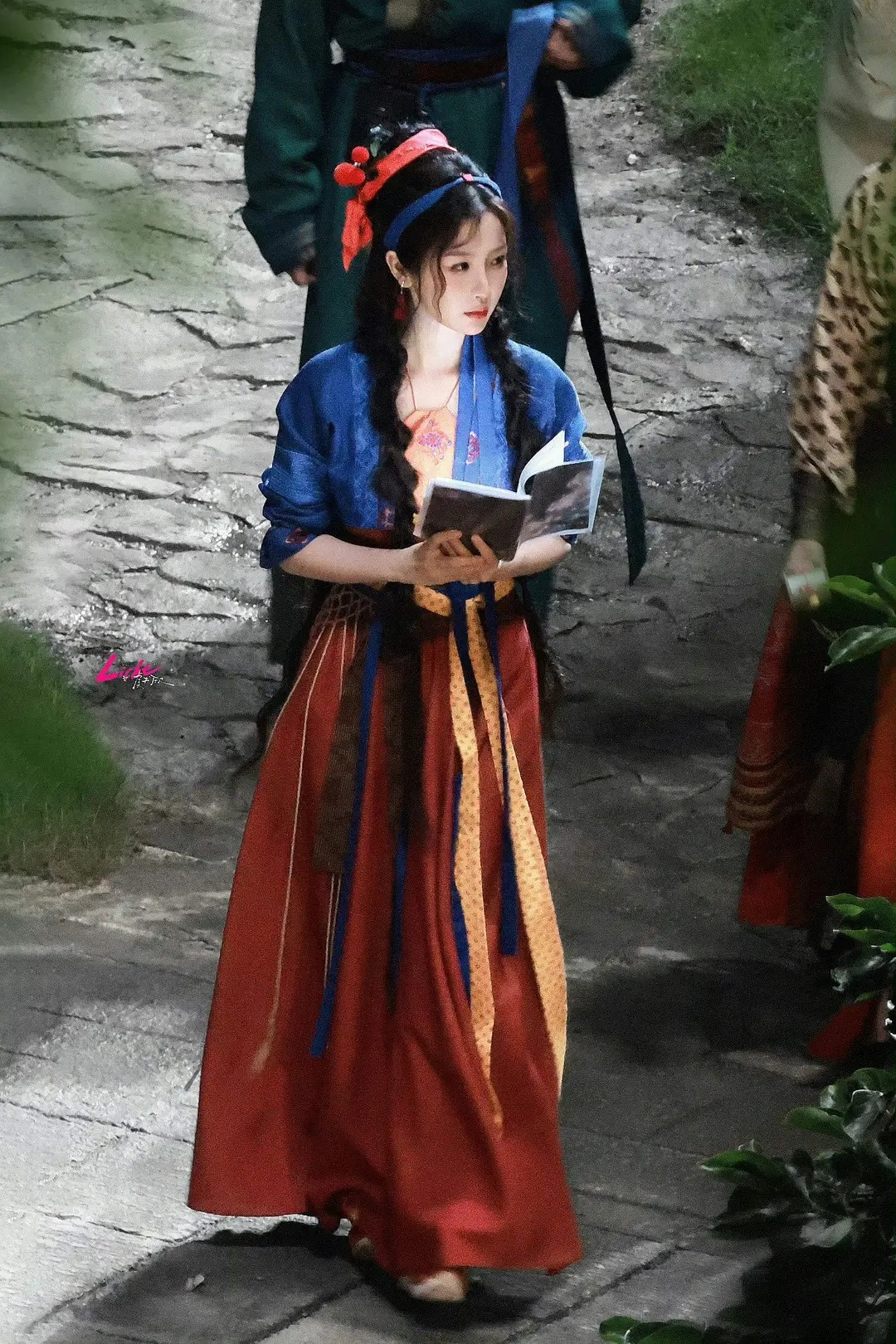 🐟这个妆造被指像🍩杀猪女了不过两套都是易小雅的妆造相似很正常了