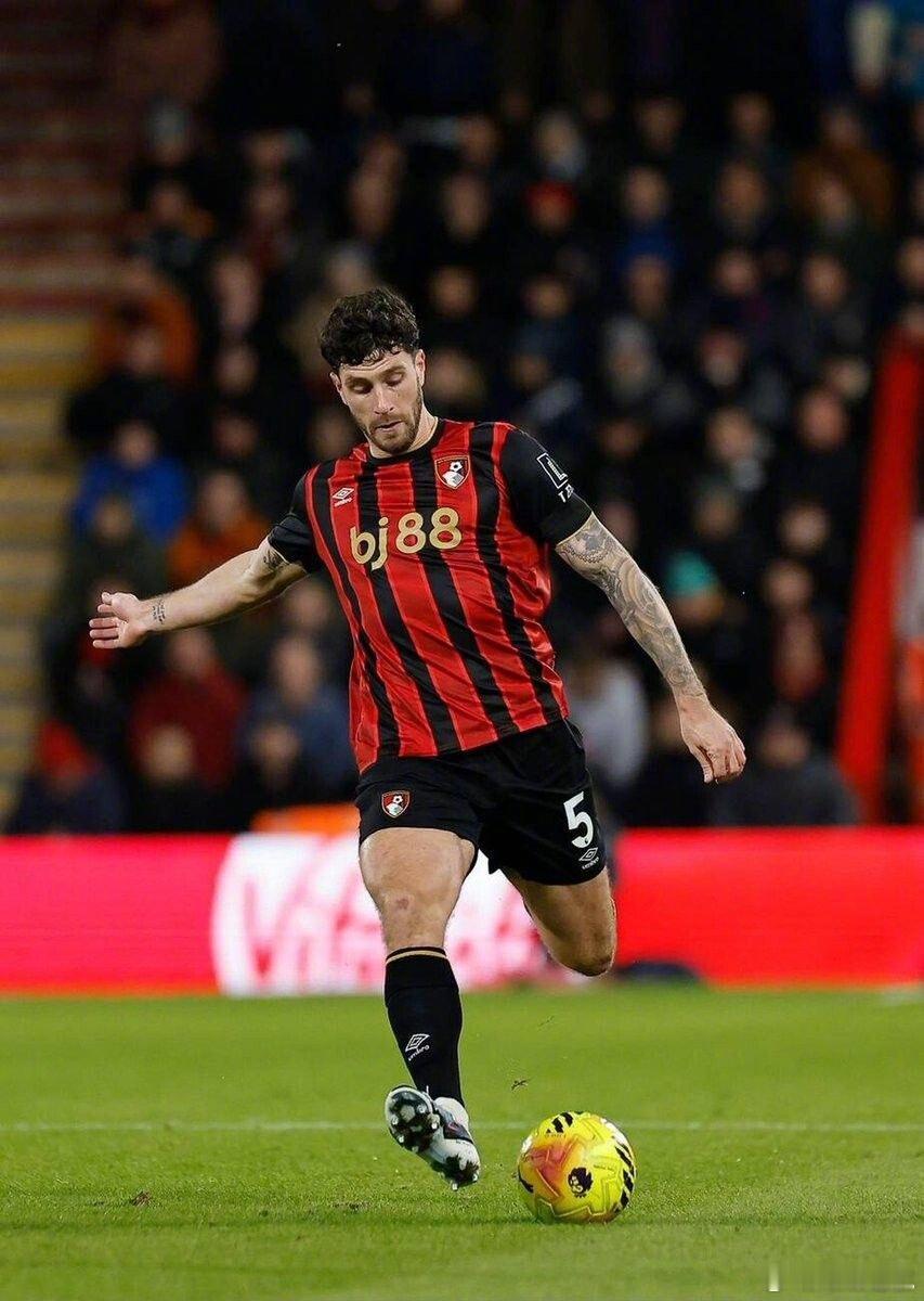 【免签大将】转会专家尼科洛-希拉：尤文图斯计划未来几天内敲定免签伯恩茅斯后卫塞内