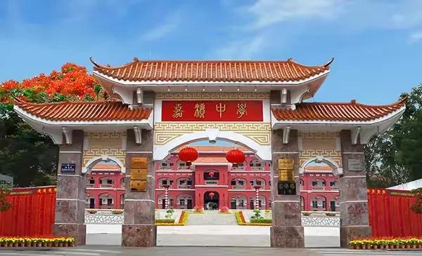 现在中小学教师的待遇都在逐步提高，当地的教师工资收入都高于当地的公务员。很多中