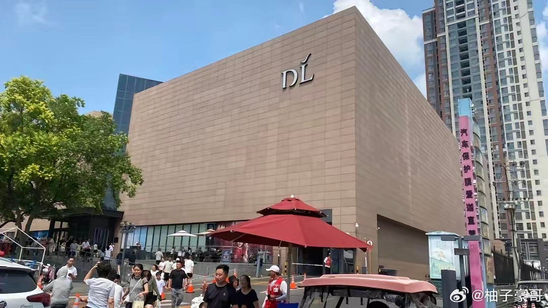 胖东来新员工实行四年合同制胖东来公布全新用工规则：新员工签4年合同，到期不再续签
