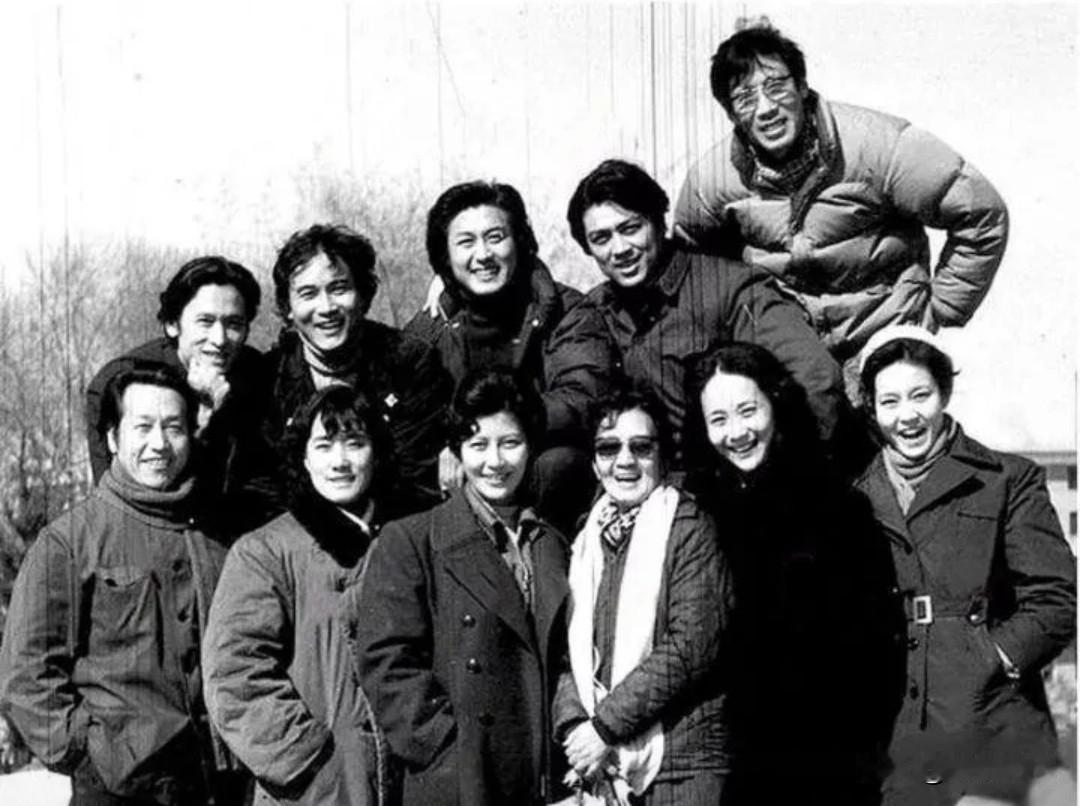 仔细一看，后排就认得出气质尔雅，仪表不俗演员焦晃，还有脸庞英俊的颜世魁。前排左一
