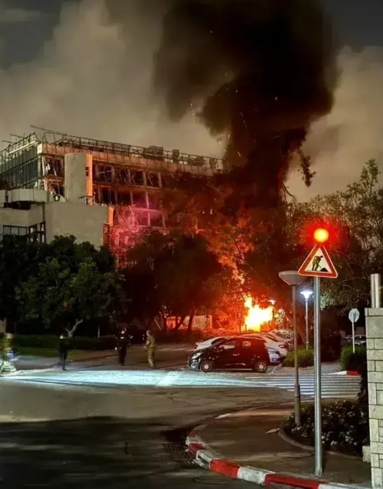 关于为什么炸以色列的医院。伊朗给出的解释是，医院下面是军事基地，坦克导弹都藏在下