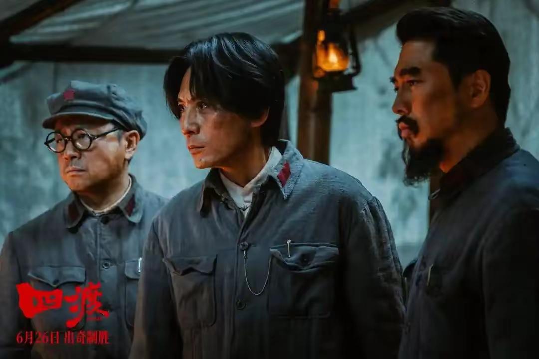 新旧两版《四渡赤水》对比！新版科普加分却输在风骨，老版台词寥寥几句尽显伟人格局