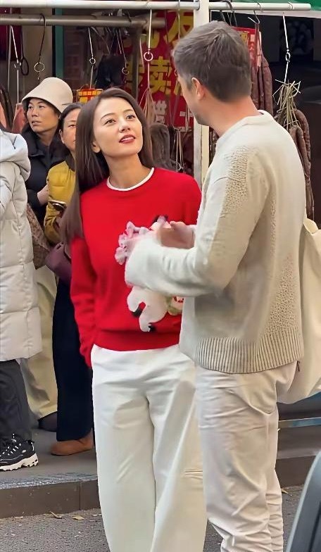 高圆圆让人知道了综艺节目也有替身。光替就是现场机器调整位置，你是代表那个人站那里