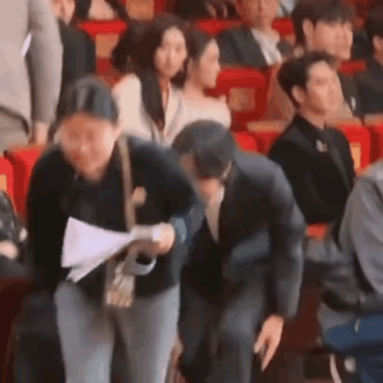 王一博这个动作让粉丝心都疼了。实在无法想象，那个意气风发、青春帅气，跳起舞来炸翻
