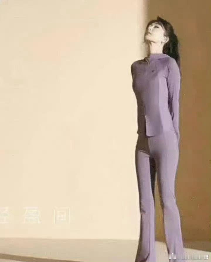 杨紫瘦出新高度，以前的馒头肩不见了。其多次在公众场合露面样子消瘦的体型引起网友关