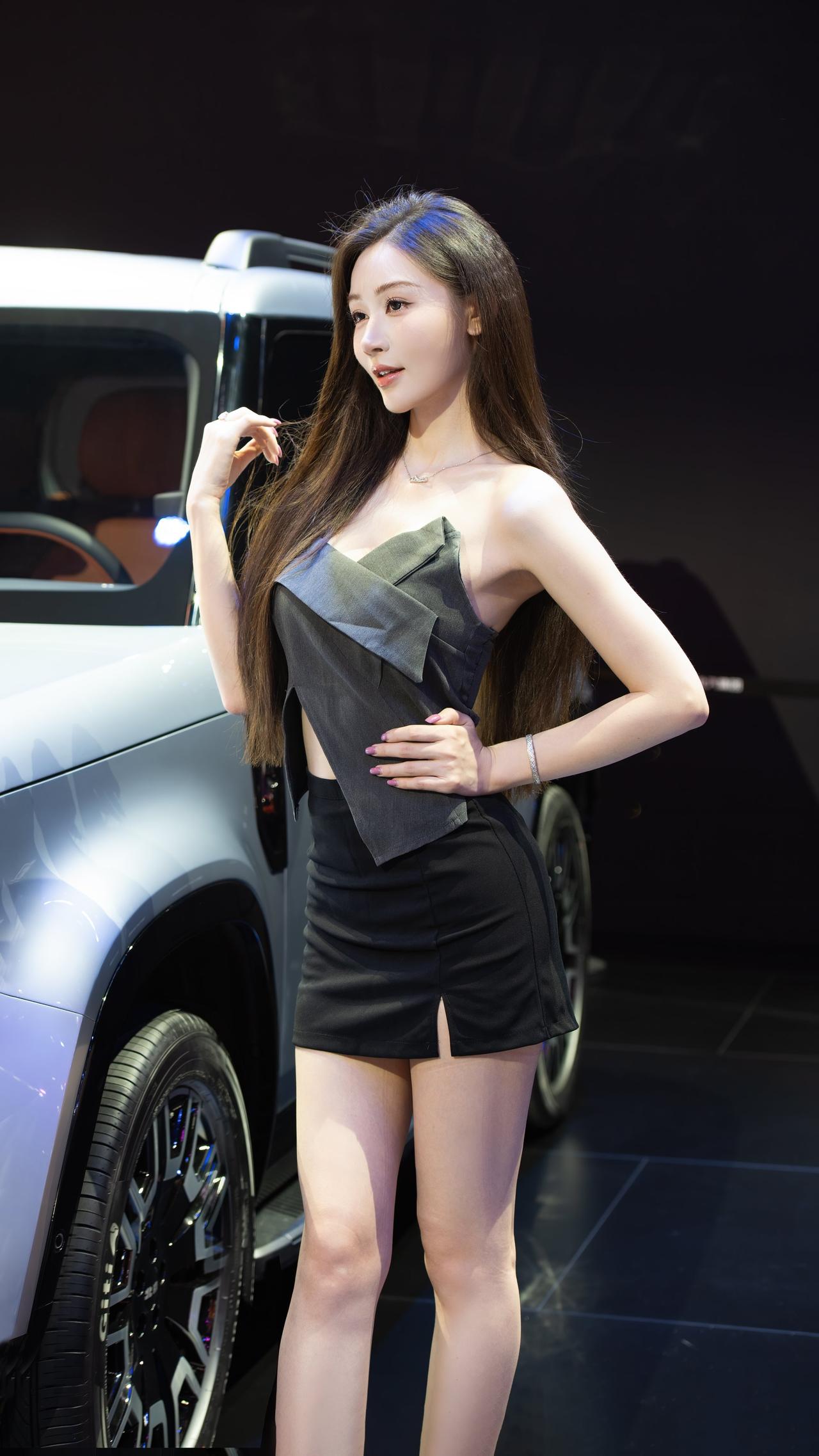 敏敏成都车展车模美女车展现场优雅气质