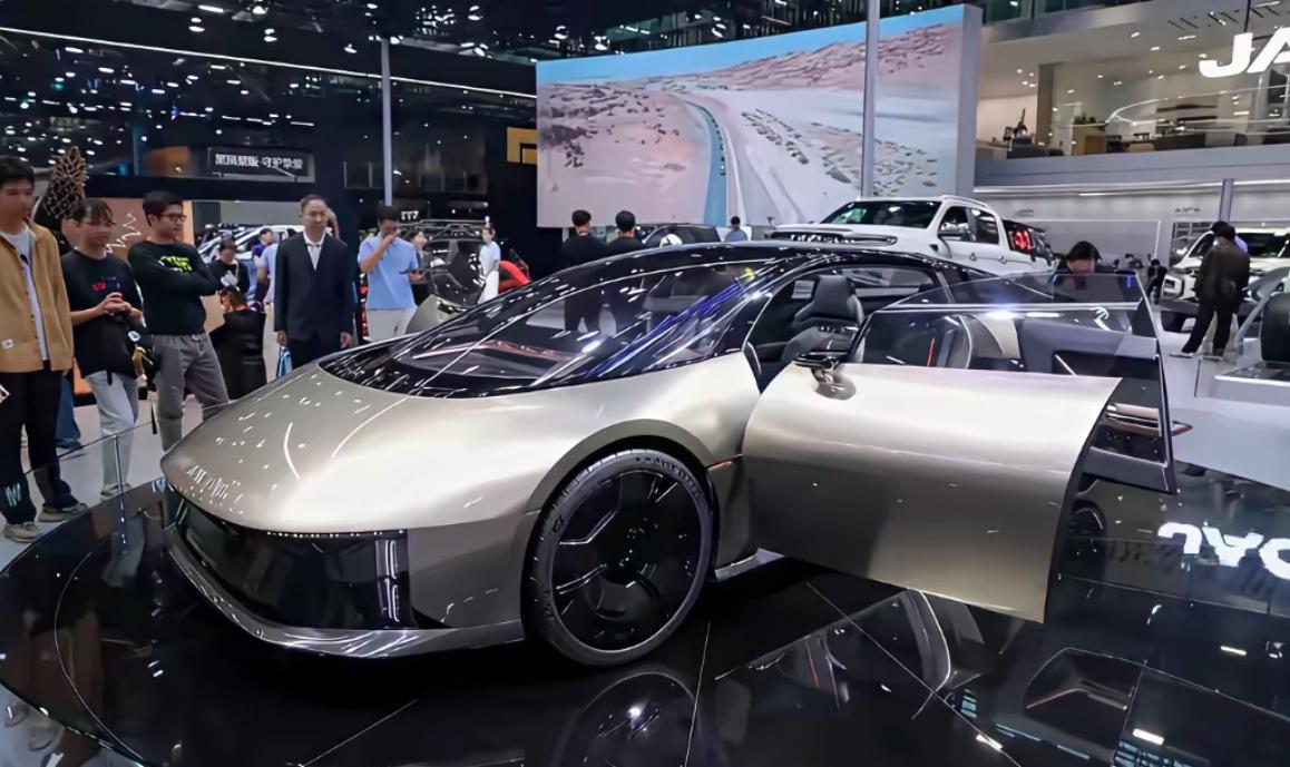 2025广州国际车展江淮翅膀硬了，跑车都开始造了，跟着华为玩，就是有肉吃，放在以