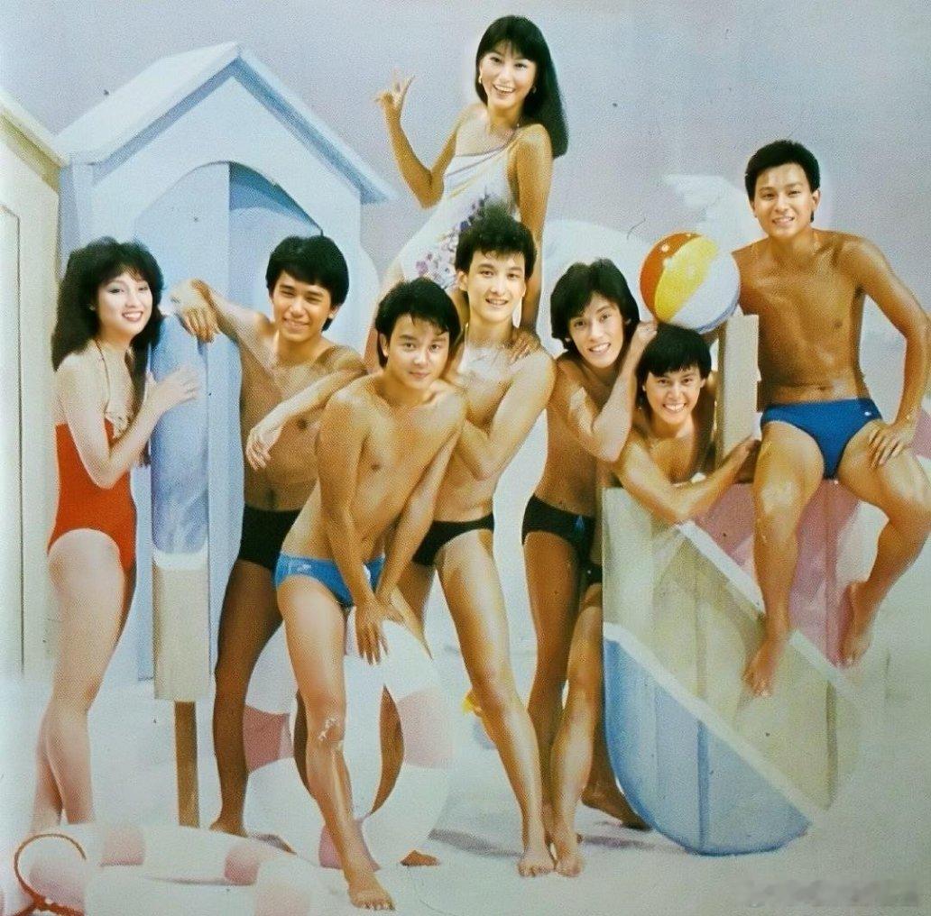 1983年，香港TVB召集准备力捧的新星们，拍摄了一组非常罕见的泳装写真照片，为