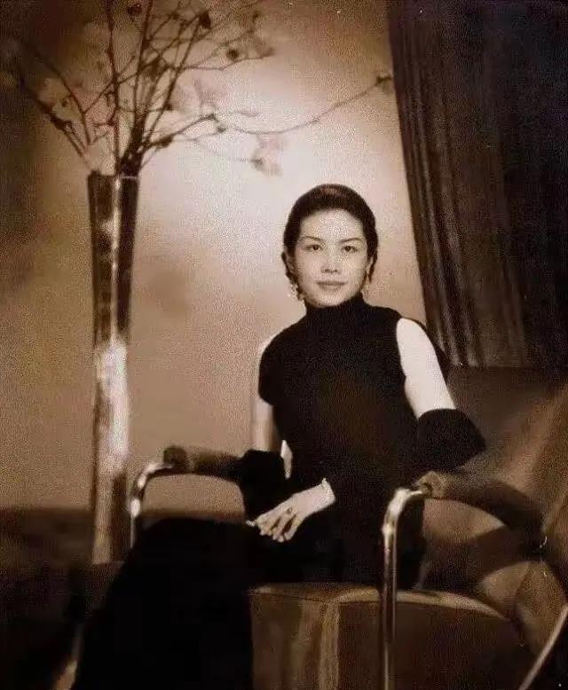 1935年，一位年轻貌美的妓女苦苦哀求37岁的张伯驹：“带我走吧，我还是完璧之身