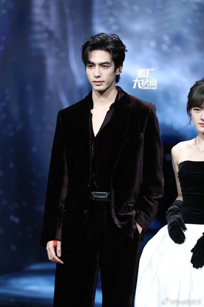 被誉为95男星后两大颜值担当宋威龙与张凌赫红毯生图，都算扛住了吧？微博之夜红毯