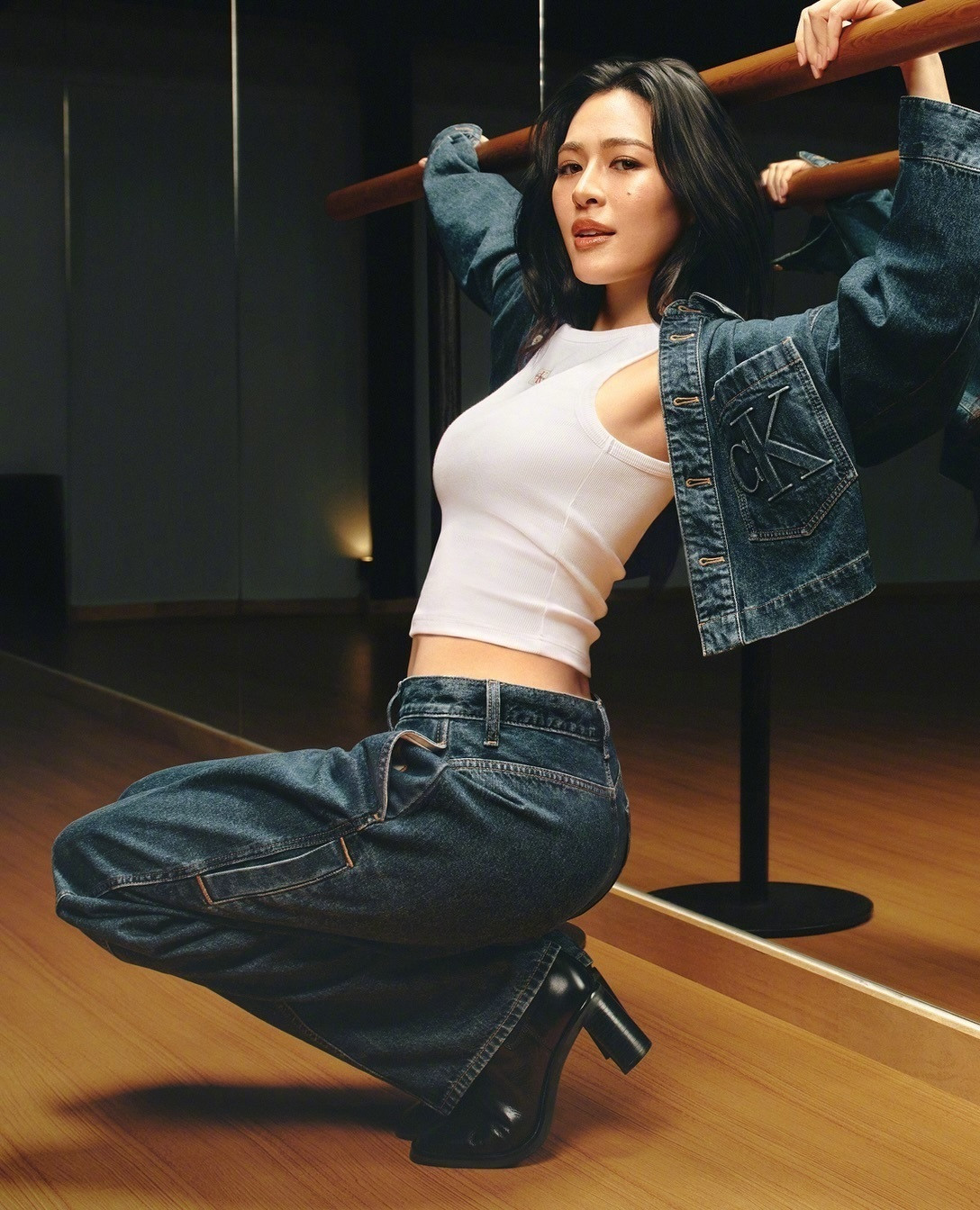 邝玲玲释出CalvinKlein全新2026秋季广告大片，镜头中的状态兼具运动