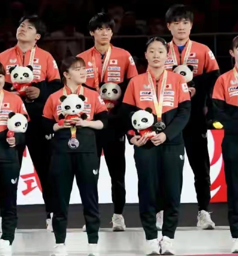 混团颁奖台上，日本队主力表情包张本智和全程黑脸，松岛辉空还在走神，户上隼辅