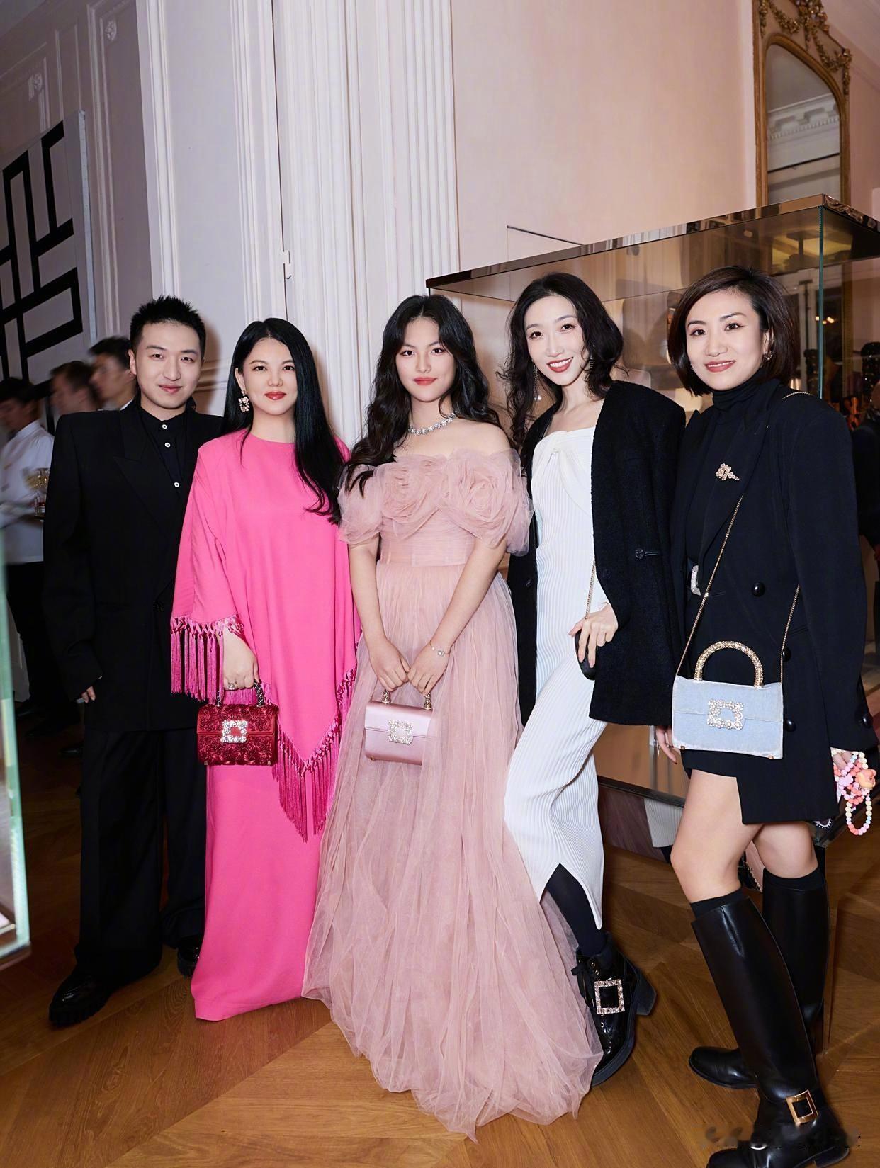 李湘携女王诗龄亮相巴黎，两人同框宛如姐妹花。身穿粉色纱裙的王诗龄，越来越有范，颇