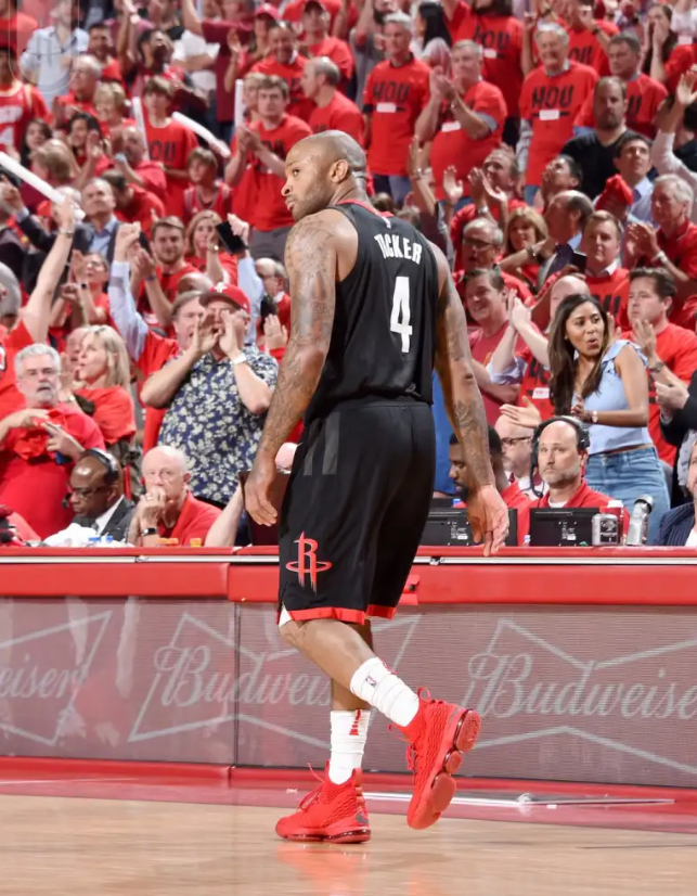 PJ-塔克通过个人社媒宣布从NBA退役。随后，火箭队更新官方社媒，晒出塔克效力
