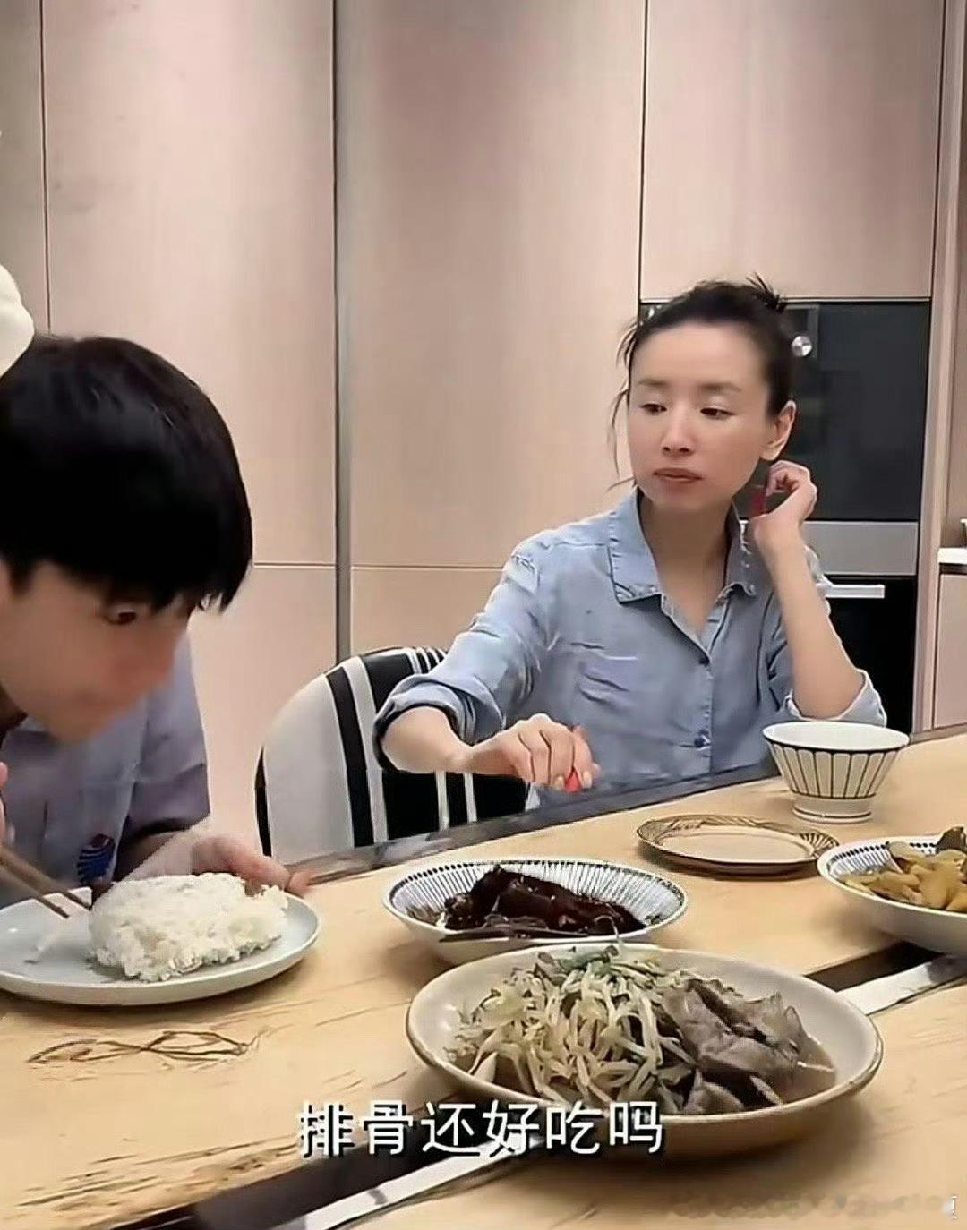 董洁家的桌子中间竟然有条缝，这是什么设计？​​​