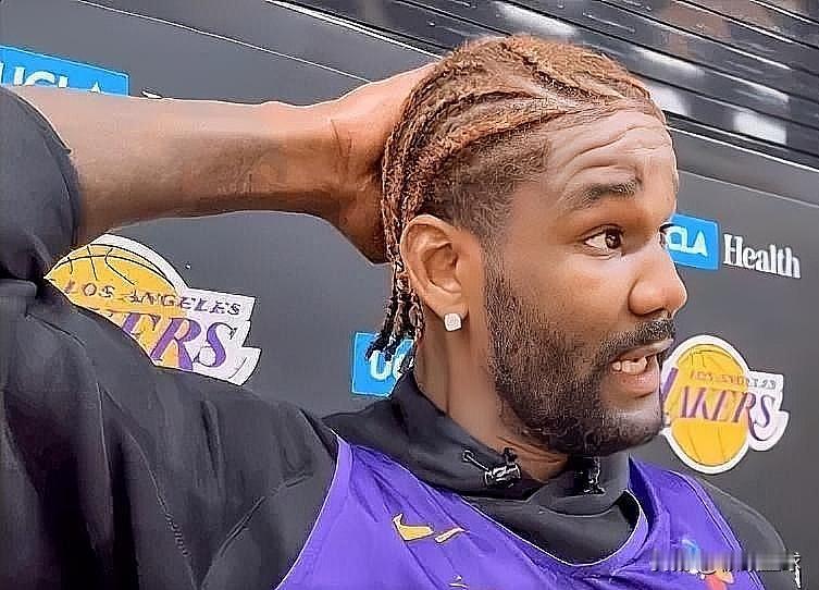 湖人首发中锋艾顿高调喊话浓眉！今日艾顿在采访中谈到浓眉时说道：“AD是个出色