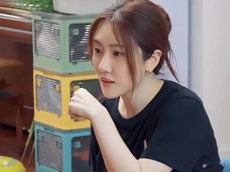 巴图的媳妇王博谷，人美心善，智商，情商，都是超高那种人，王博谷，1983年7月1