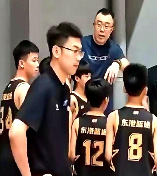 辽篮一开外援试训营，评论区先炸锅。拉科塞维奇拖着包第一个进馆，莫兰德还在给大韩