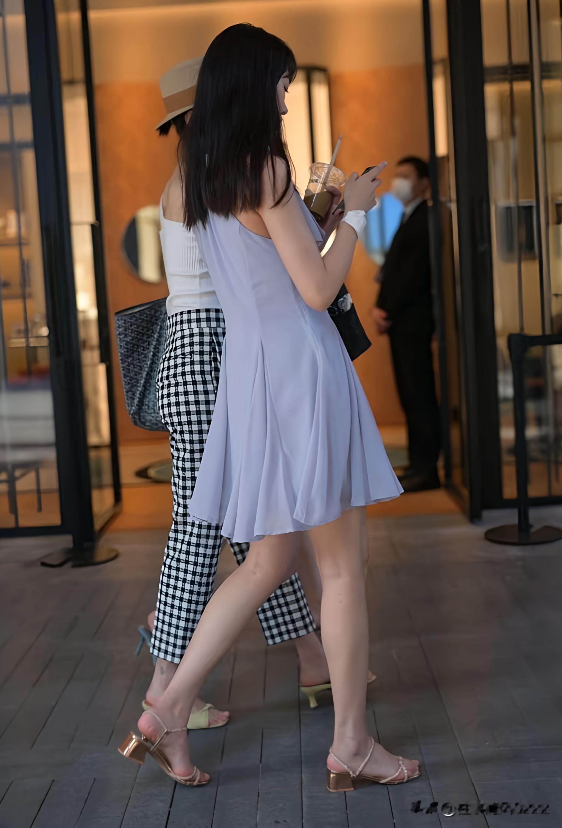 都市时尚女孩，优雅漫步街头