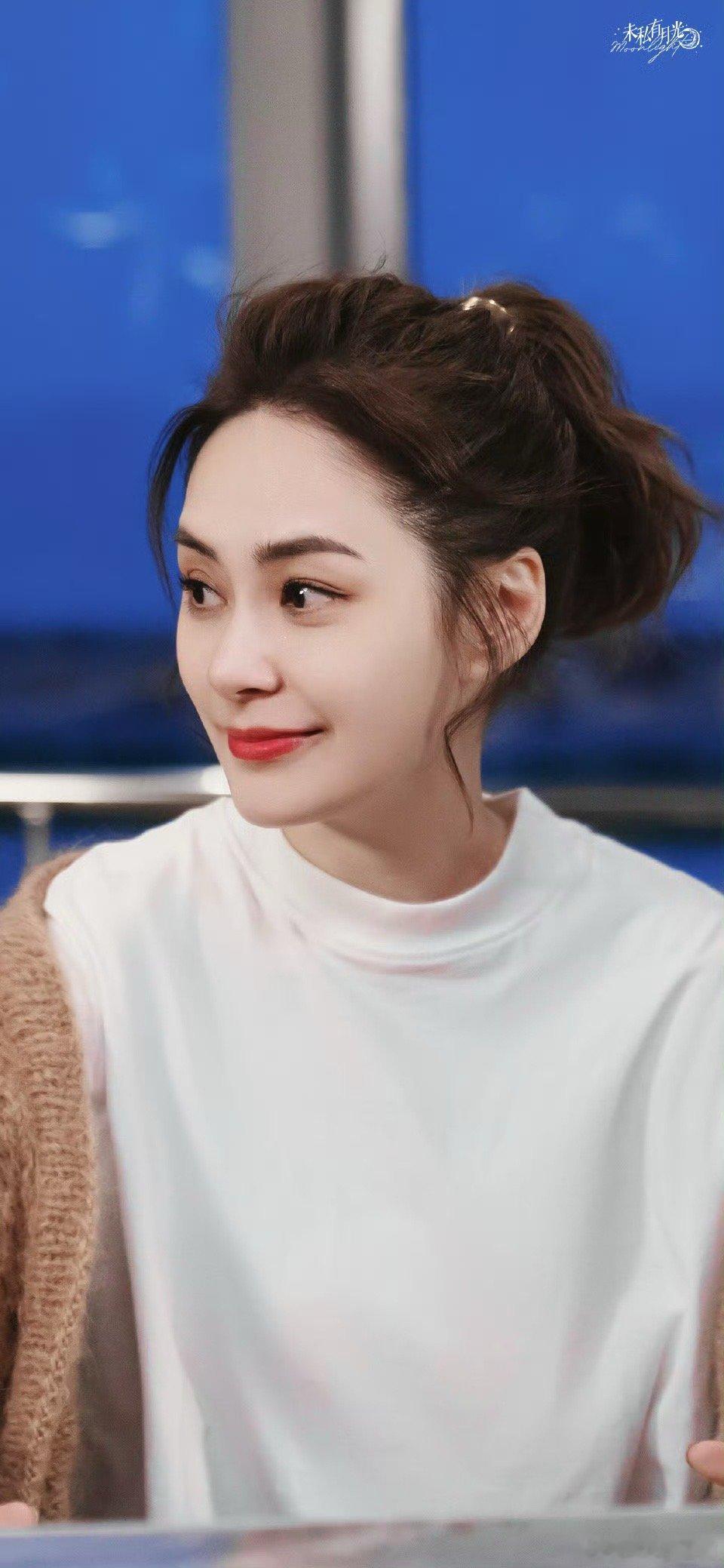 【阿娇】阿娇年轻时候的脸真的是小说里走出来的女主角，现在也真的胖了很多。阿娇说减