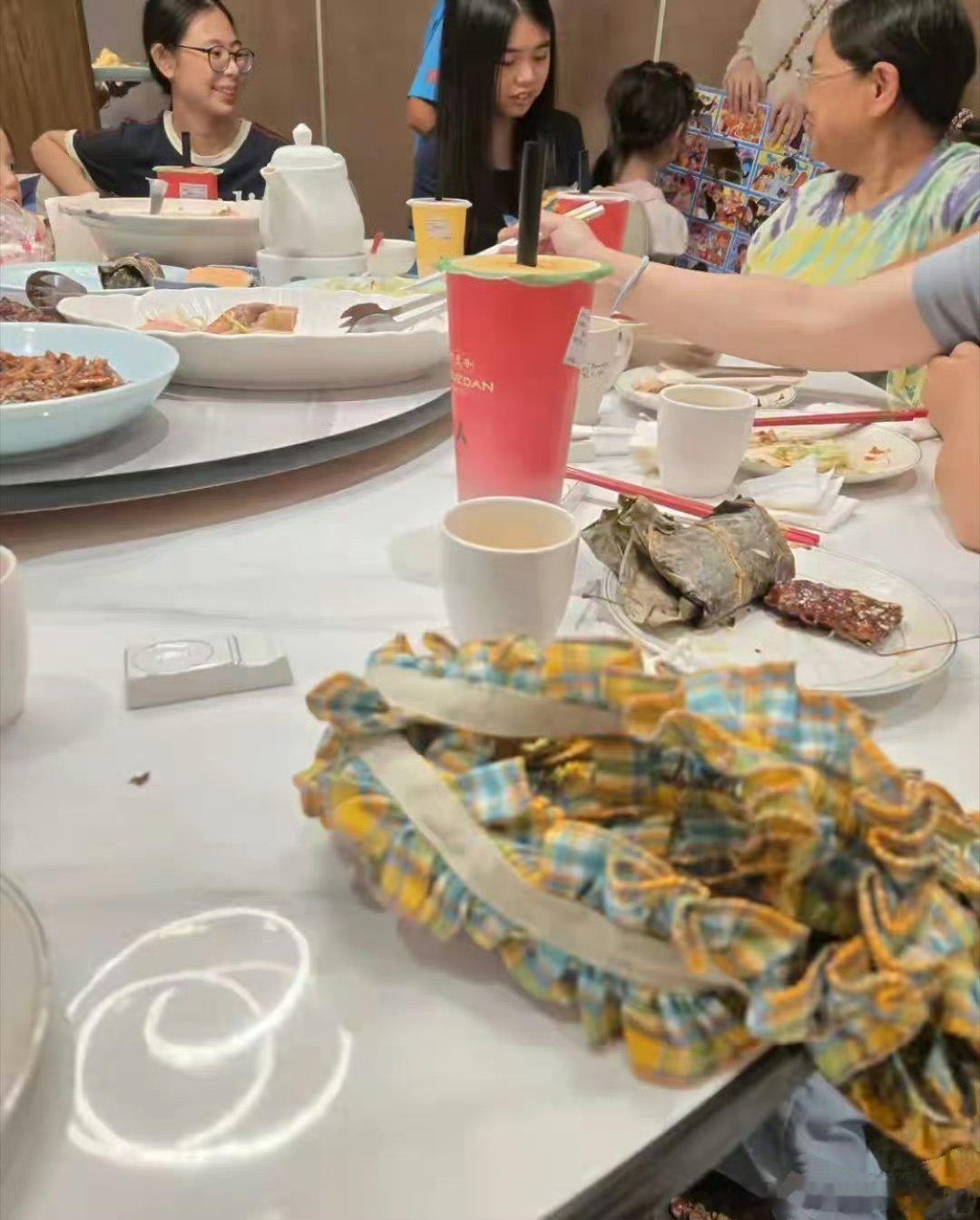 向佐再度飞赴台北，专程探望妻子与孩子。一家人齐聚一堂，十口同框共享温馨聚餐。郭碧婷以素颜亮相，随意扎