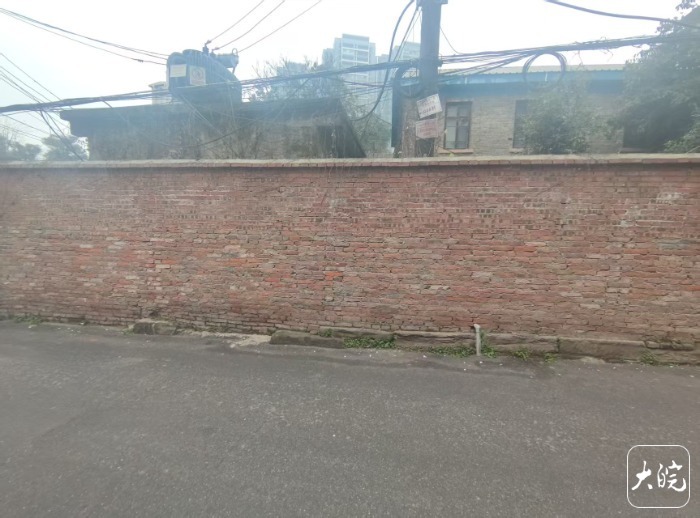 四川南充街头低俗标语已被拆除 警方对涉事店家进行教育