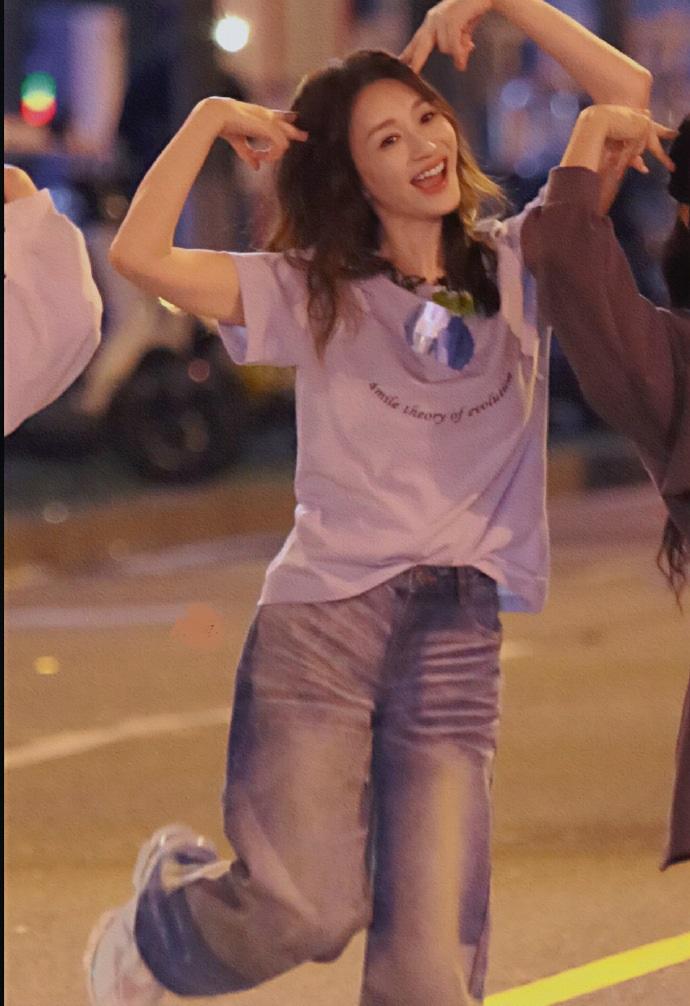 最近李小冉在录制浪姐的时候搭配的很有潮流时尚感，气质也很不错，还很有吸引力。