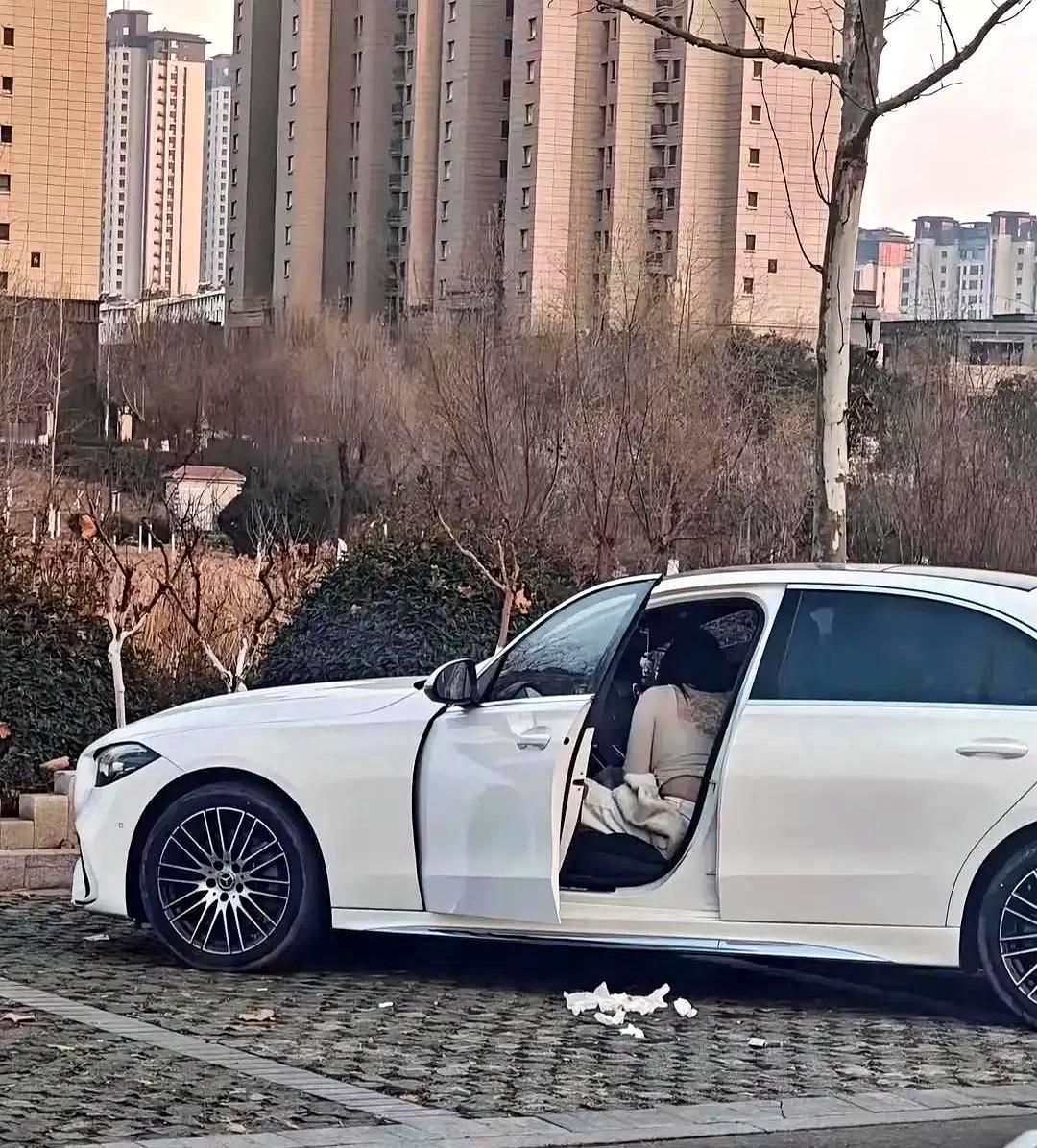 等红灯时往旁边车一瞥，好家伙，副驾那哥们儿正专心致志地“操作”呢。[抠鼻]说实