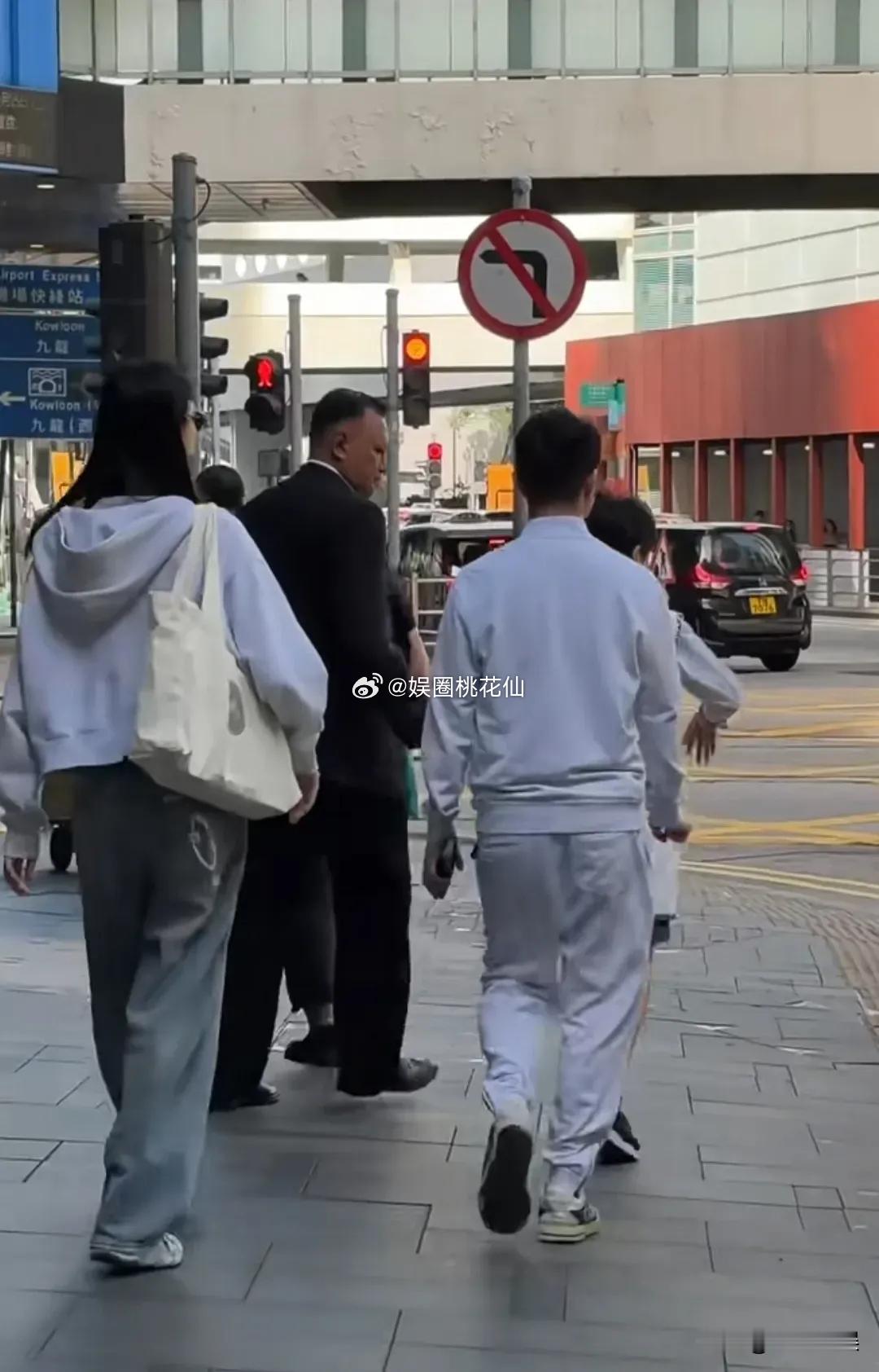 奚梦瑶和老公何猷君，还有婆婆四太，一起现身香港街头。奚梦瑶一直走在婆婆身后几步路