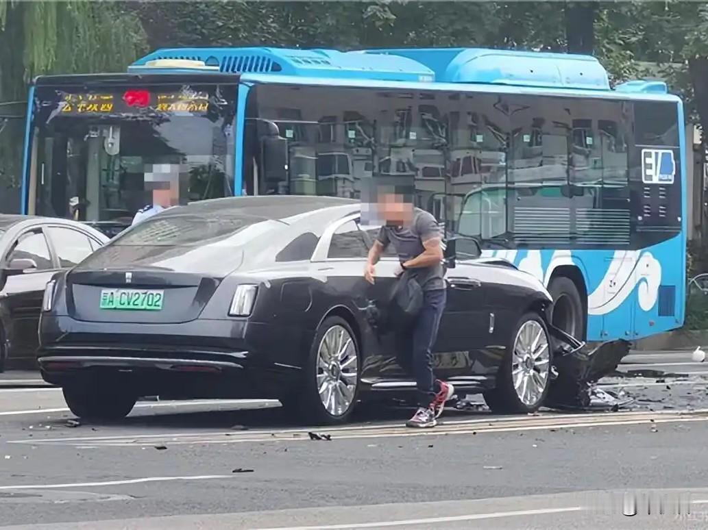 陈震的买车不买商业险仅仅适用于他自己，普通人老老实实的买就对了，要不然让你吃不了