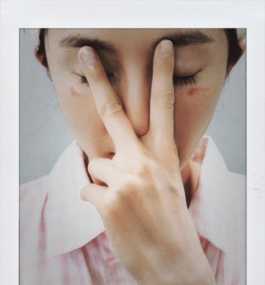 杨幂，用实际行动科普蒸汽眼罩。4月27日，杨幂突然冲上热搜，发文“蒸汽眼罩咬我