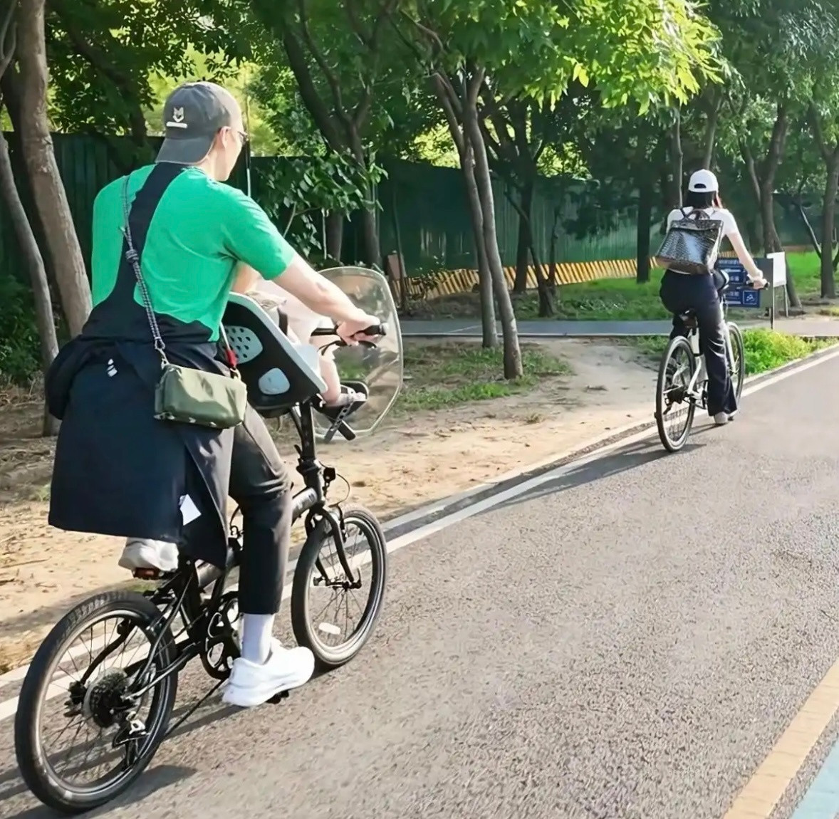 偶遇陈伟霆何穗带娃骑行，10个月大儿子皮肤白皙，一家三口好温馨