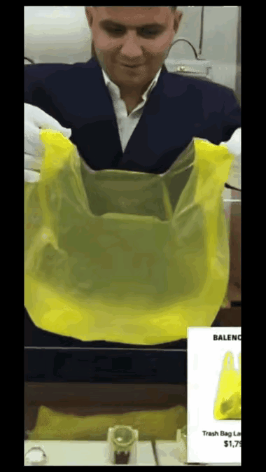 看到土耳其一家奢侈品店的店员在给顾客展示新款手提包，标价1790美元。我反复看了