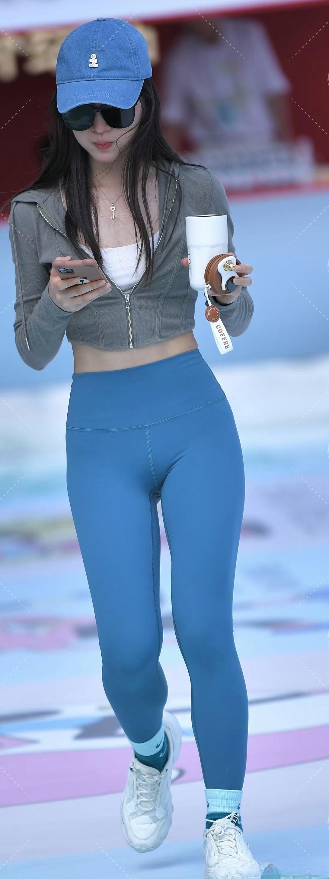 这组穿搭堪称运动风天花板！灰色短外套利落显高，蓝色瑜伽裤塑形百搭，白运动鞋轻松提