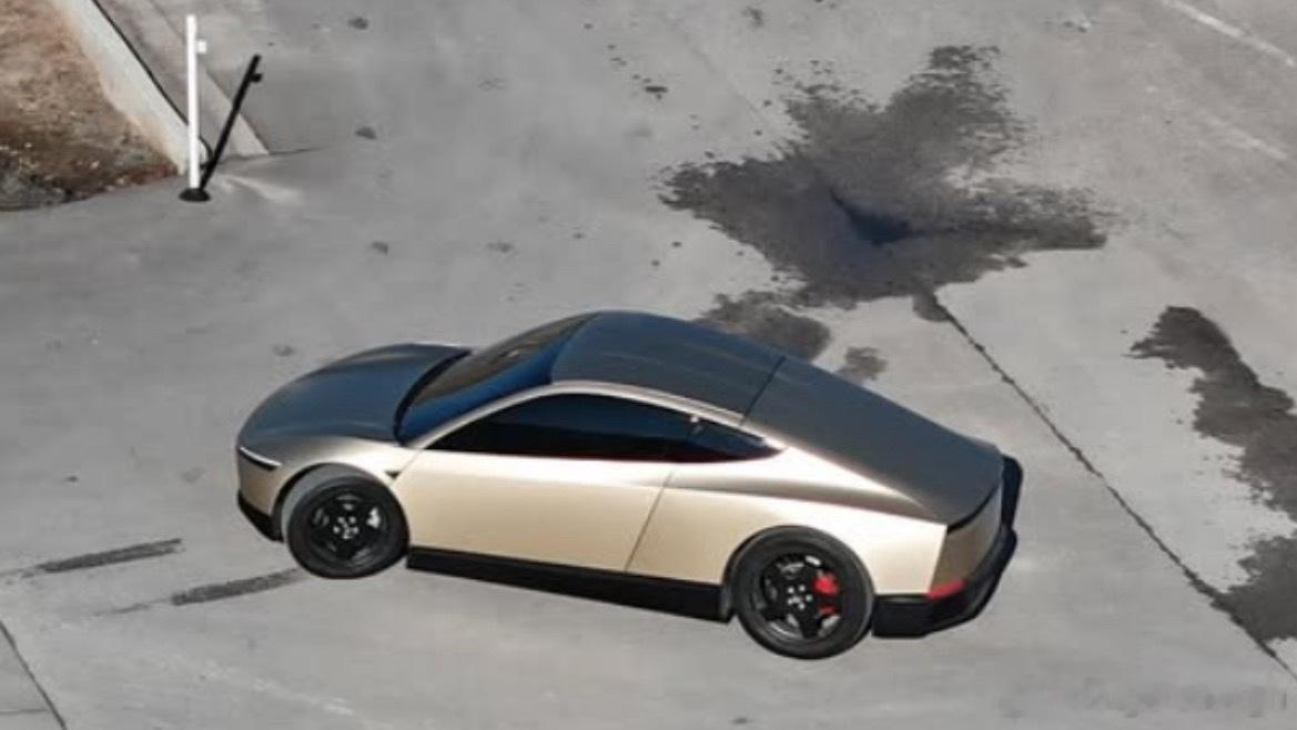 特斯拉Cybercab量产版实车图来了从后侧视图看还挺有肌肉感但其他角度看么，感