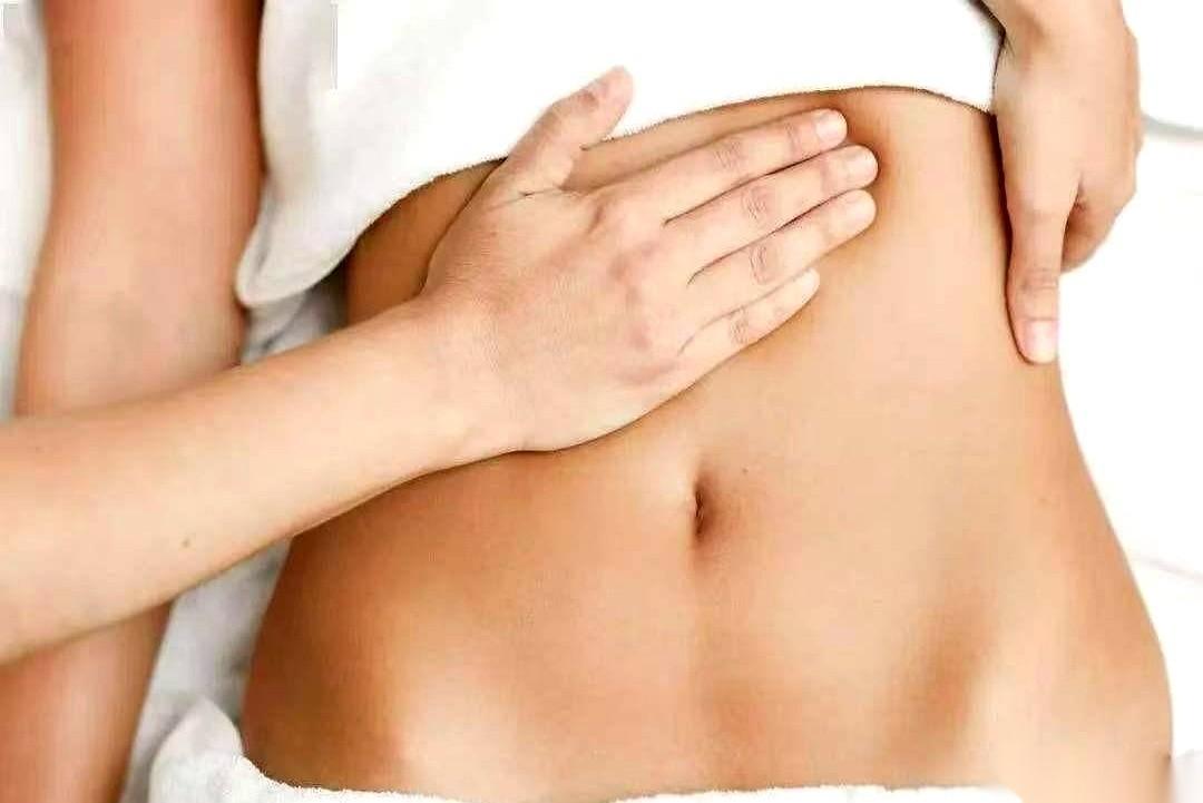 讲个扎心的事。我一朋友，26岁，打扮得光鲜亮丽，朋友圈里不是在滑雪就是在潜水，