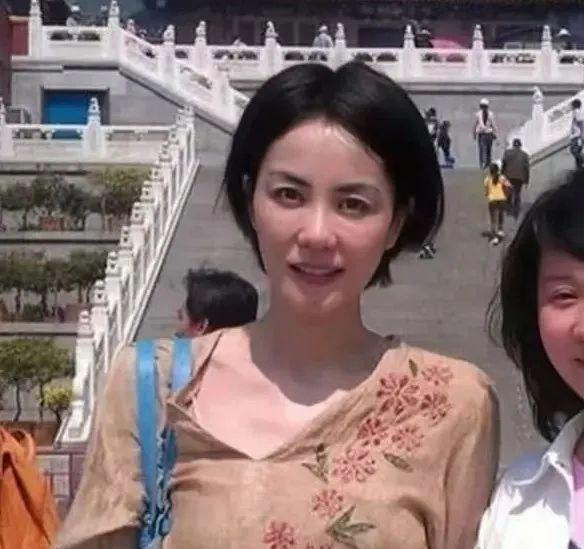 王菲独自一人现身福建寺庙祈福，身穿一件棉麻质感素衣，挎着帆布包，没有大牌加持，没