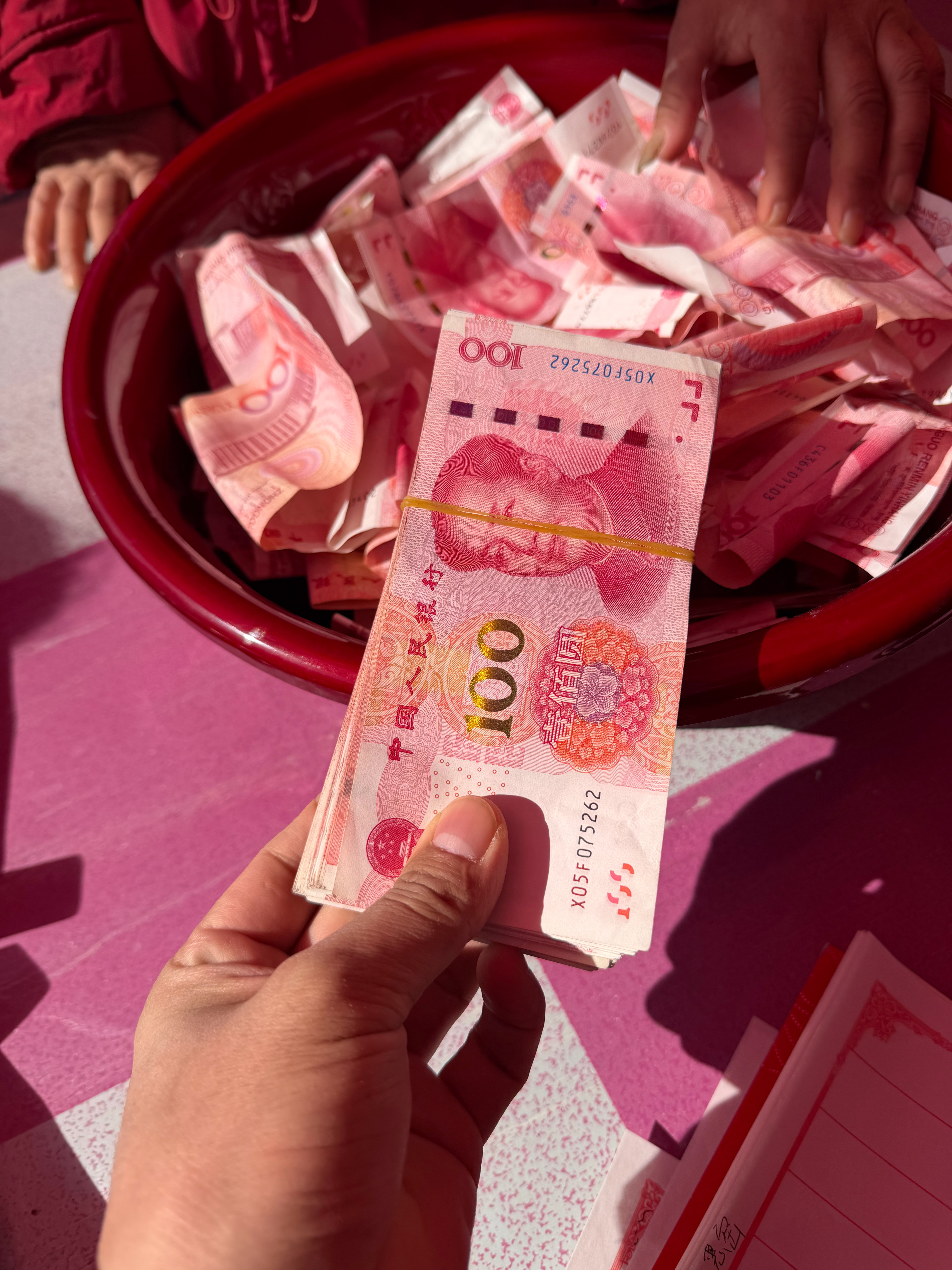 有姐姐的重要性，弟弟结婚，他大姐二姐每人随礼1万，相当于收到2部iPhone1