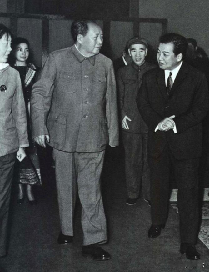 毛主席真实身高是多少？民间有1.72米，1.77米，1.83米不同说法。贴身警