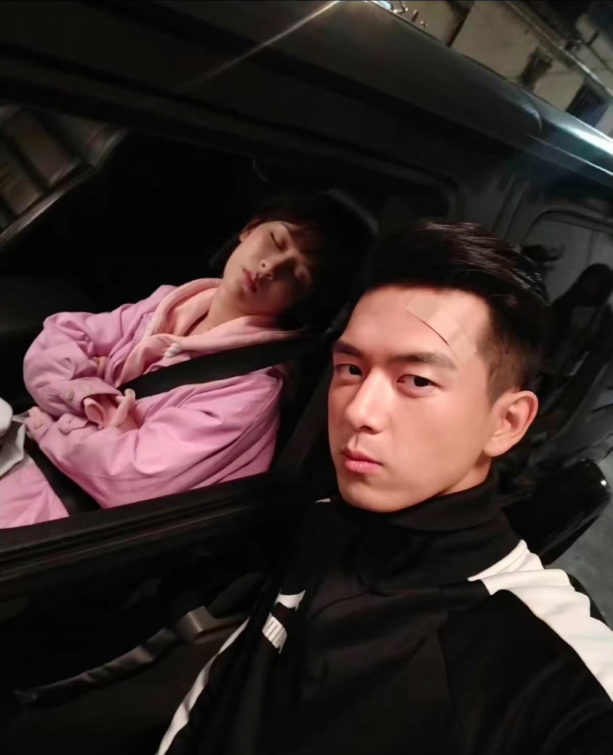 李现不动声色，只用一个7年前的头像，就给杨紫的新剧撬来了43个金主爸爸。这事儿