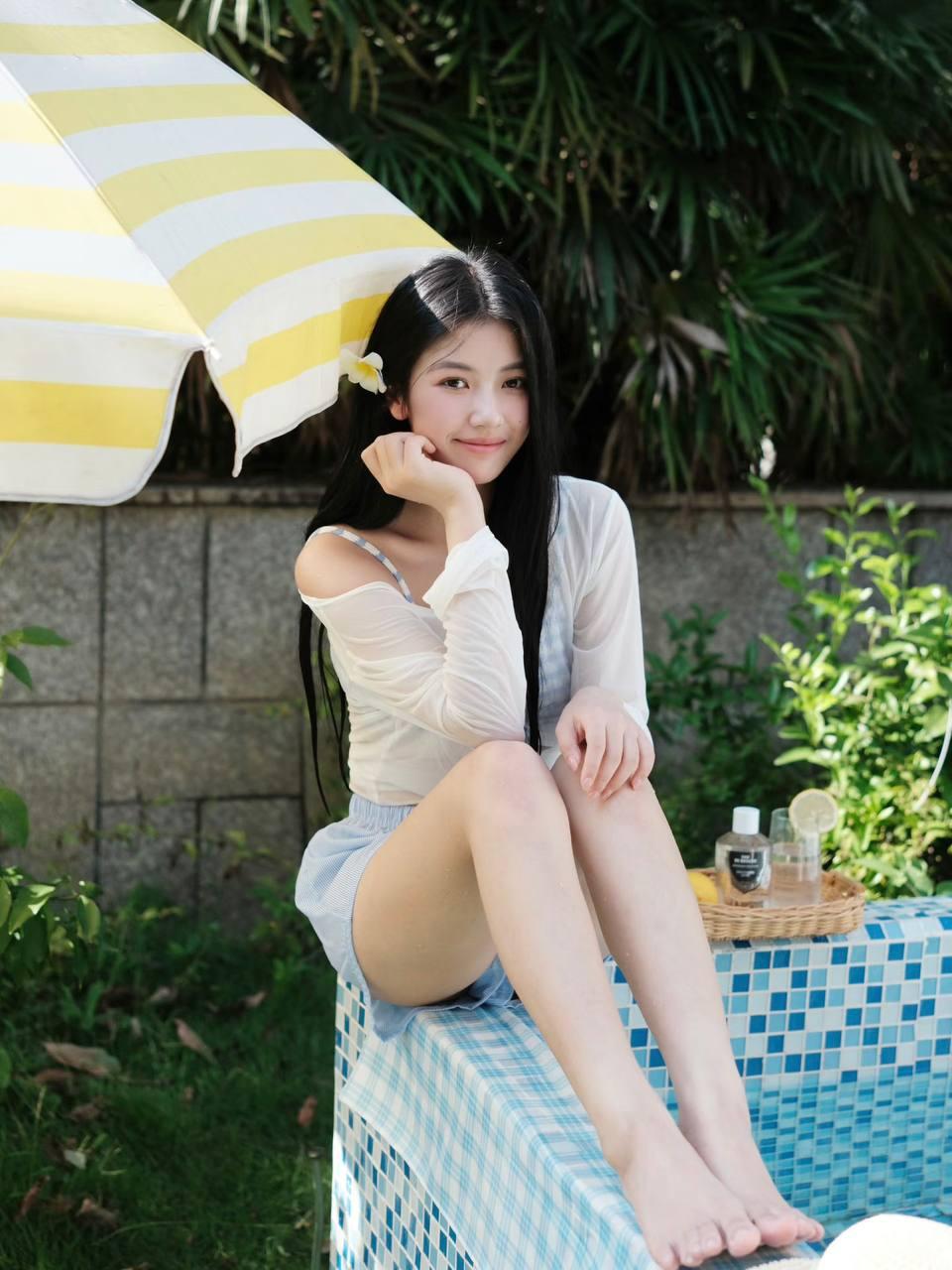 夏日清凉时光，少女在泳池边享受美好时光分享美少女美照度假风泳池写真