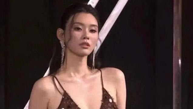 李亚鹏老婆重回模特赛道, 带2岁女儿起走秀, 夏夏不怯场超级棒