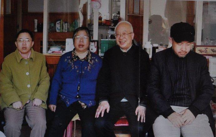 1990年，49岁的核武器研制专家魏世杰退休，带着妻儿返回家乡。没想到，妻子和女