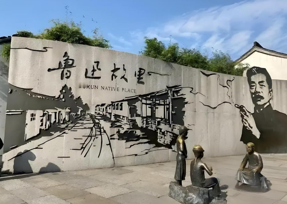 投诉鲁迅夹烟墙画，逻辑翻车三连击，热议背后真相最近有人投诉某地墙画里鲁迅夹着