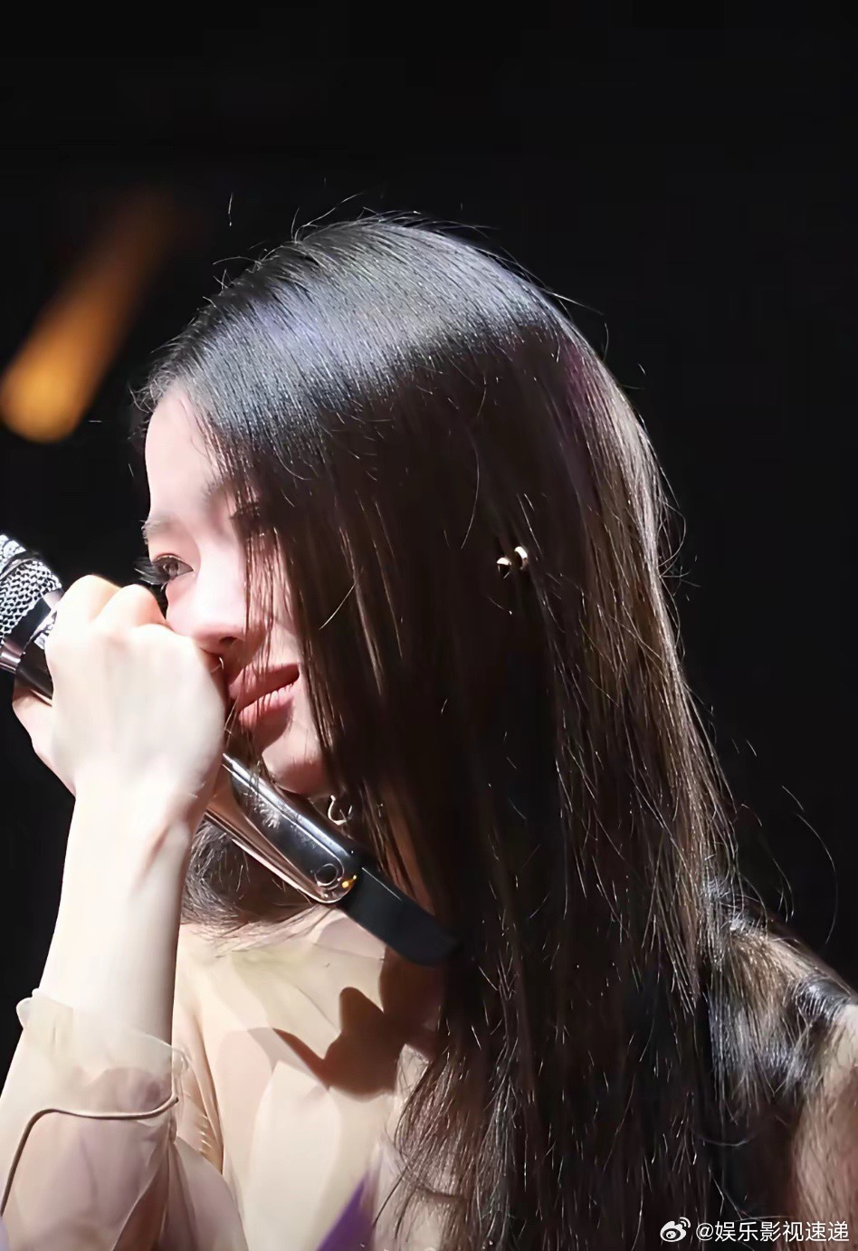 单依纯，泪崩了！3月28日深夜，一向低调的单依纯，连夜冲上了热搜，原因是这次她从